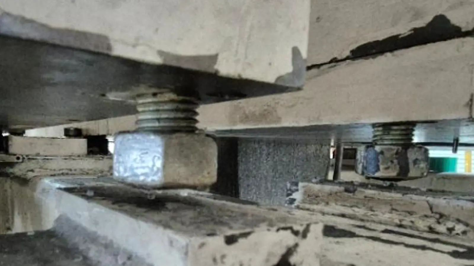 Vérins mécaniques sous un châssis moteur avant remise en appui