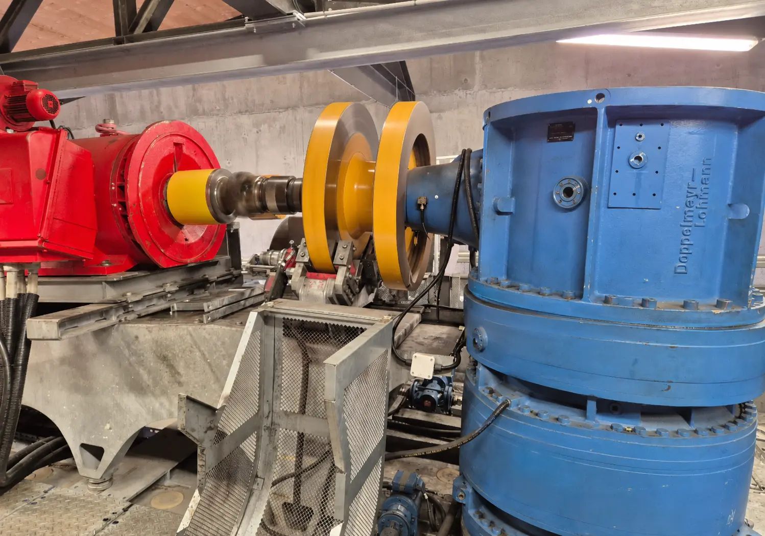 Ligne cinématique industrielle avec réducteur, moteur et transmission à cardans