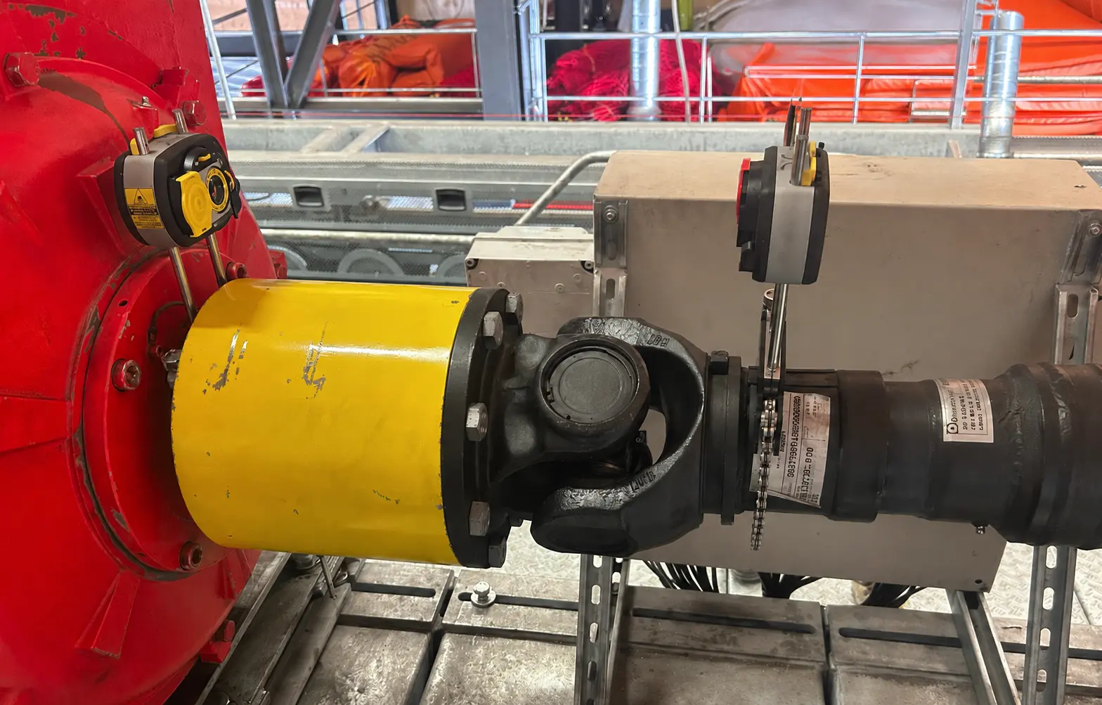 Capteurs laser montés de part et d’autre d’une transmission à cardan en W