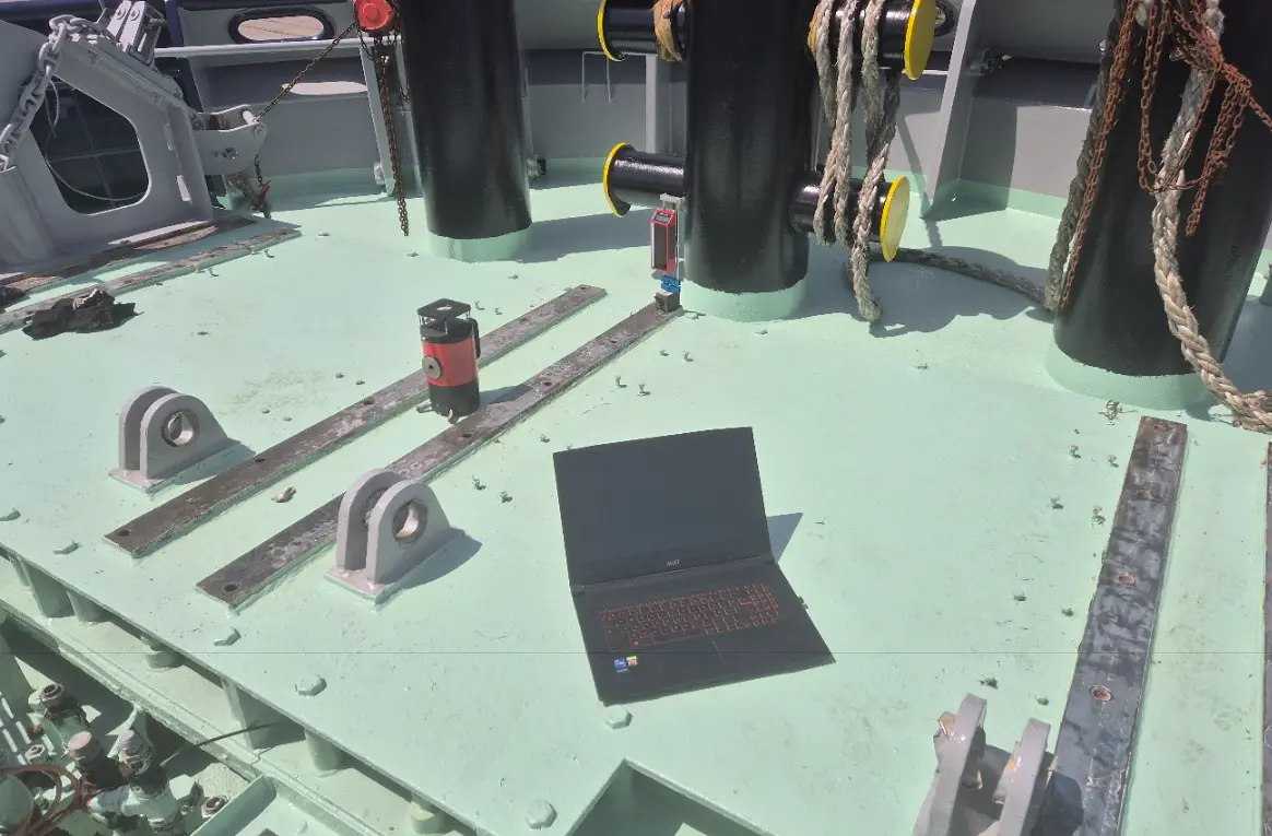 Mesure de planéité et de nivellement au laser sur une structure industrielle
