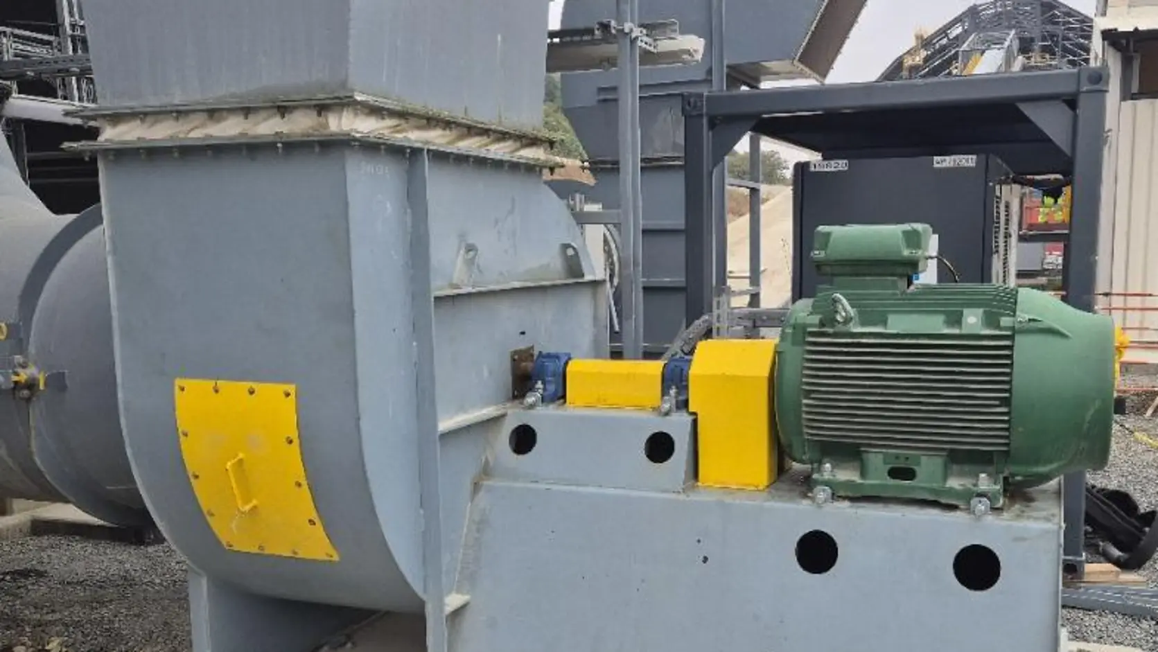 Ventilateur industriel neuf contrôlé lors d’une réception vibratoire